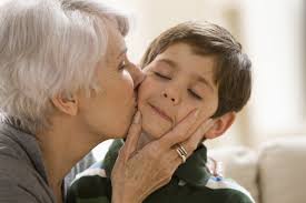 Des fils ignorent les appels de leur mère à réparer le toit de sa maison  après une tempête, et apprennent que le garçon du voisin hérite de son  héritage