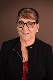 Sandy Linton's Instagram, Twitter & Facebook