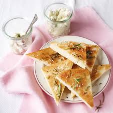 Focacciaecken Mit Oliven Kase Dip Rezept In 2020 Rezepte Kase Dip Kase Dip Rezept