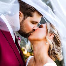 my last summer wedding of the year did not disappoint! 💄: me (bridesmaid  assist @daintypod) 💇🏼‍♀️: @hair_by_andiej 📸: @jesscaste 👰🏼‍♀️: @ mckenna.wilde 🤍