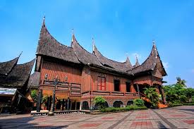Rumah adat pakpak mempunyai bentuk yang khas dan dibuat dari bahan kayu serta atapnya dari rumah adat mandailing. 10 Keunikan Rumah Gadang Rumah Adat Sumatera Barat Yang Khas