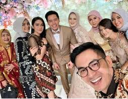 Setelah menikah, roger merasa bahagia karena ada seseorang yang selalu ada yang berada di dekatnya. Datang Ke Resepsi Cut Meyriska Roger Danuarta Ini Gaya Elegan Citra Kirana Semua Halaman Cewekbanget