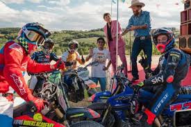 Der größte marketplace für luxusmode. Valentino Rossi Tritt In Musikvideo Auf Seiner Ranch Auf