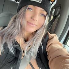 Who can do colored lashes in Grande Prairie, Alberta?