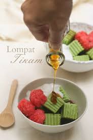 Dan apabila melihat gambar kuih lompat tikam ini, baru saya perasan yang saya pernah nampak akan kuih ini dijual di sesetengah gerai tetapi saya tidak pasti samada saya pernah makan ataupun tidak. Pin On Local Delights