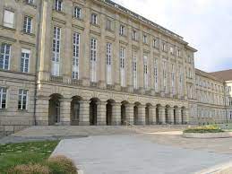 Fertiggestellte teile der mehrgliedrigen schlossähnlichen anlage wurden teilweise im krieg zerstört. Ernst Reuter Haus Berlin Charlottenburg 1939 Structurae
