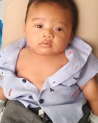 Anak Buka Baju (Anak Pertama yang sedang buka baju) 😄 si Tukang Keringatan  lagi ngantuk😴