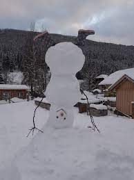 Reisen sie durch deutschland gern? Kreativ Sein Im Lungau Ein Schneemann Der Kopfsteht Lungau