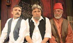 Ei isi au pravaliile una langa alta, vopsite aproape la fel, vanzand aceleasi produse cu exceptia lui cadar, specializat pe cafea si dulciuri turcești. Take Ianke Si Cadar Posts Facebook