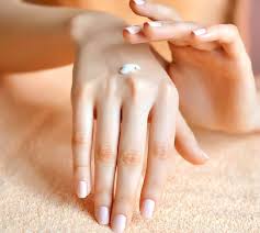 Güzel eller için ne yapmalı hep beraber inceleyelim arkadaşlar. El Bakimi Icin Evde Yapabileceginiz Bakim Onerileri Ve Uc El Maskesi Tarifini Uygulayarak Daha Saglikli Ve Guzel Ellere Kavusmamiz Temel Makyaj Saglikli Bakken