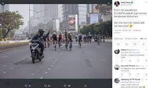 Sis saya pesen paket, isinya mau blouse dan kemeja saja,tidak mau ada tanktop,soalnya disini masih daerah. Pemotor Plat Aa Acungkan Jari Tengah Ke Rombongan Pesepeda Di Jakarta Fotonya Viral