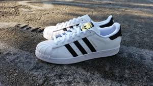 Scopri oggi le novità dalla collezione le leggendarie superstar sono scarpe comode, semplici e intramontabili, declinate in vari colori. Hearsee A V Adidas Originals Superstar Foundation Hardwood And Hollywood