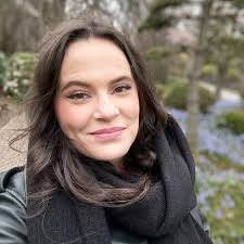 Can someone please explain to me why Cinderella (2015), with a $95 million  budget, looks like a magical fairytale, while Snow White with $270 million  looks like a low-budget student cosplay?