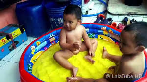 Mengajak berenang anak anak tentunya tidak sulit. Main Air Di Kolam Renang Kecil Mini Swimming Pool Dailymotion Video