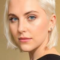 Lara Pate's Instagram, Twitter & Facebook