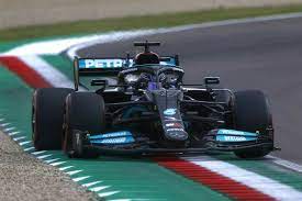 El coche está bien, el paso adelante es evidente y las mejoras que se trajeron en imola ya se notaron bien en esa carrera,la verdad es que ha sido un poco sorprendente lo bien que ha ido. Formel 1 Imola Qualifying Hamilton Vor Perez Verstappen P3