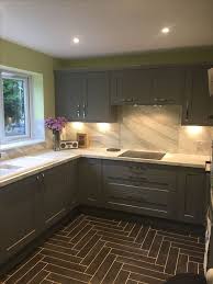 Light grey shaker kitchen white worktops howdens joinery jobs. Howdens Kitchen Fairford Grey With White Marble Effect Worktops Howdens Kitchens Laminate Kitchen Worktops Laminate Kitchen