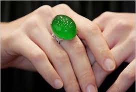 This Jadeite Ring Sold For 1000000 In 2006 Via Http Www Vicky Forrester Com Jade Jewelry Jade Ring Gemstones