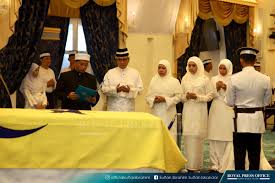 Josephine akhirnya telah memeluk agama islam dan berkahwin dengan sultan iskandar pada tahun. Twitter à¤ªà¤° Buletin Tv3 Keluarga Diraja Pahang Perak Selangor Brunei Dan Kedah Beri Penghormatan Terakhir Kepada Bonda Tuanku Sultan Johor Almarhumah Enche Besar Hajah Khalsom Binti Abdullah Sumber Royal Press Office
