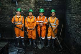 Шахтёр — шахтёр, шахтёры, шахтёра, шахтёров, шахтёру, шахтёрам, шахтёра, шахтёров, шахтёром, шахтёрами, шахтёре, шахтёрах (источник: The Women Emerald Miners Of Colombia