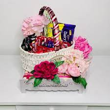 Gubahan telekung yang dilipat kemas dan cantik sudah cukup untuk dibuat sebagai hantaran selain dapat menambah koleksi pakaian sembahyang yang digemari. Gubahan Hantaran Coklat Maroon Pink D Dulang Hantaran Facebook