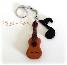Porte Cles Natation Et Guitare Au Pays De Candice En 2021 Porte Cle Bijoux Fimo Crea Fimo