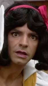 No olvidar cuando Chespirito tenía la realidad bien alterada y puso a  Florinda Meza como BlancaNieves "La Más Hermosa del Reino" y a Maria  Antonieta de Las Nieves como "La Reina Malvada