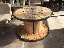 Bobines de câble en bois. Image Tuto Transformation D Une Grosse Bobine De C Bles Lectrique En Table Basse Touret Table Basse Exterieur Tables A Tiroir En Bois