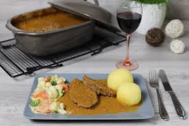 Rinderbraten In Rotweinrahm Aus Dem Ofenmeister Von Pampered Chef Rinderbraten Rezepte Rinderbraten Rezept