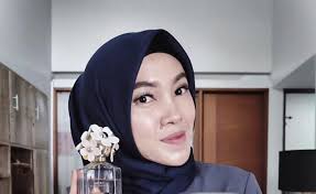 Lagu yang dirilis pada 2020 ini menjadi salah satu singel lely tanjung dari albumnya berjudul lely tanjung. Omzet Mizzleisme Dan Mizzlehouse Leni Susanti Kini Menembus 150 Juta Per Bulan Tabloidbintang Com
