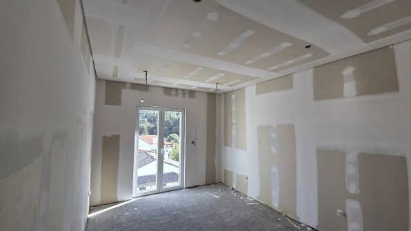 Técnico realizando a instalação de estrutura de drywall e gesso acartonado em Belo Horizonte.