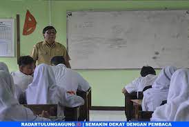 Paling keren 30 gambar kartun guru sedang mengajar di kelas terima kasih guruku guruku tersayang diva bernyanyi diva the series off guru gambar kartun kartun Fantastis Jumlah Dana Untuk Tpg Ribuan Guru Di Tulungagung Akan Cair