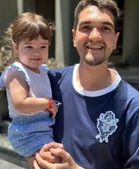 Hoy cumple años mi hijo Domingo. 🎂✨ Dulce, de convicciones firmes, rebelde  y lleno de ideales. Es el papá de Oli, mi nieta querida. ❤️ Recuerdo cuando  era chico cómo cantábamos en