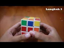 Langkah yang pertama adalah balik rubik anda sehingga sisi yang berwarna putih berada di bawah. Cara Menyelesaikan Rubik 3x3 Tanpa Rumus Bagi Pemula Youtube Maroon 5 Youtube