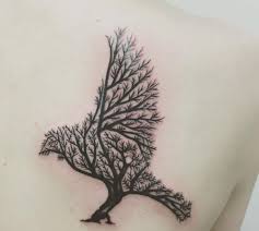 Baum Tattoo Seine Bedeutung Und 40 Tolle Design Ideen Tree Tattoo Designs Small Tattoos For Guys Nature Tattoos