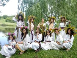 Sanzienele sunt flori mici din flora spontana, de culoare galbena, mici, dese, cu parfum dulce si… SÄƒrbÄƒtoarea Sanzienelor La RÄƒchitna