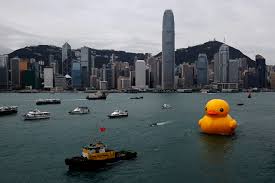 La sicurezza dei visitatori è della massima importanza per noi, ha dichiarato più volte l'ente per il turismo di hong kong. Eine Riesen Ente Badet In Hongkong Bilder Wsj
