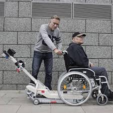 Der von einem elektromotor angetriebene rollstuhl scalevo. Ratgeber Treppen Und Stufen In Sitzender Position Mit Hilfsmitteln Uberwinden Tipps Und Losungsbeispiele Zum Einsatz Von Treppensteiggeraten Online Wohn Beratung De