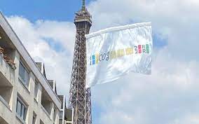 Un immense drapeau blanc a flotté sur un côté de la tour eiffel, ce mardi à paris. Ox1qslgyj7ugpm