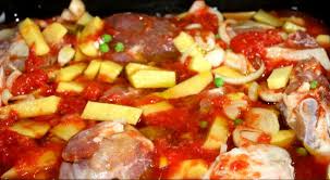 Ingredienti 800 g di agnello a pezzi 2 cipolle medie 600 g di patate 300 g di piselli 1 barattolo di pomodori pelati sale qb olio evo mezzo bicchiere infine versate mezzo bicchiere di vino bianco e uno di acqua infornate a 180° per 1 ora circa.dipende sempre dal vostro forno occhio alla cottura il mio è. Agnello Al Forno Con Patate E Piselli La Cucina Del Cuore