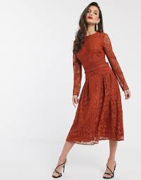 Dai vestiti da cerimonia lunghi a quelli corti, scegli tra una varietá di stili e colori. Vestito Da Cerimonia A Maniche Lunghe In Pizzo Con Dettagli A Cerchio Asos Design Arancione Donna