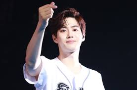 Tahukah kamu kalau ekspresi wajahmu yang berkesan bosan itu rupanya membuat wanita senang. Bosan Ganteng Awas Ngakak Lihat Suho Hobi Photobomb Di Foto Chanyeol Cs