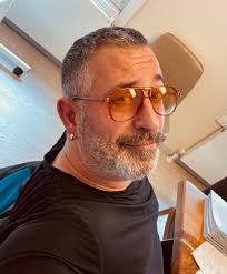 Cem yılmaz'ın iki film birden projesi karakonik filmler adlı proje, kaçamak ve 2 arada adlı yapımlardan oluşmaktadır. Cem Yilmaz On Instagram Naber