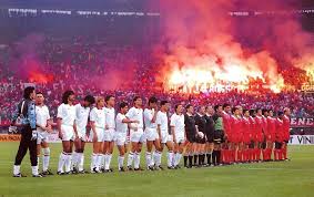 Sl Benfica Frente Ao Ac Milan Na Final Da Taca Dos Campeoes Europeus De 1990 Ac Milan Soccer Field Sundays Coming