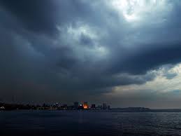 Cyclone nisarga has barrelled into mumbai with winds in excess of 100 kilometres per hour, becoming the first to hit india's financial capital since 1891. In Pictures A Rain Drenched Mumbai As Cyclone Nisarga Lands News Photos Gulf News