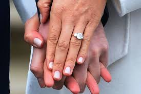 It featured a single solitaire diamond sitting on tens of pave set of the wedding ring, papas added: O Xrhsths Rings Daily Sto Twitter Zara Phillips Princess Anne S Daughter Zara Phillips Was Presented With A Stunning Ring Designed By Her Mike Tindall When He Proposed In 2010 The Ring Features