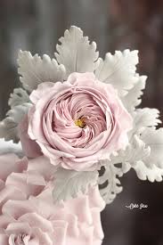 Whether you choose fresh flowers for your wedding cake or intricate sugar flowers as decoration, the incorporation of flowers is one of the most timeless wedding cake design techniques. Sugar Flowers By Jessica Mv
