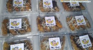 Lalu goreng satu persatu hingga pisang berwarna kuning keemasan kemudian angkat tiriskan. Ide Usaha Pisang Crispy Isi Coklat Toping Keju