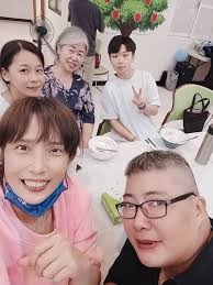 這要多大的勇氣，才能站在講台上，揭露自己以前的種種不堪，只為見證神的大能！  約書亞記1：9「你當剛強壯膽，不要懼怕也不要驚惶；因為你無論往哪裡去，耶和華你的神必與你同在。」