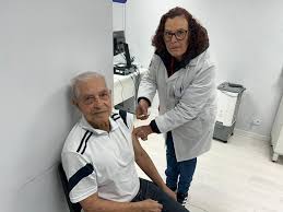 Idosos dão exemplo e recebem vacina Pneumo-20 em unidade de saúde de Curitiba